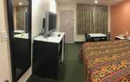 Bedroom 6 Days Inn by Wyndham Oroville