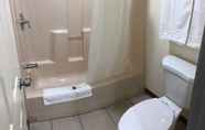 Toilet Kamar 6 Days Inn by Wyndham Oroville