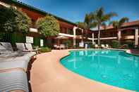 Kolam Renang Best Western San Dimas Hotel & Suites