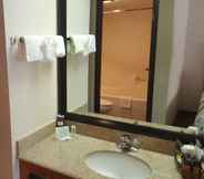 In-room Bathroom 5 Quality Inn & Suites