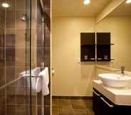 In-room Bathroom 4 Auckland Airport Kiwi Hotel
