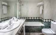 Phòng tắm bên trong 3 Hotel Madrid Chamartín Affiliated by Meliá