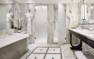 Toilet Kamar 6 Hôtel Plaza Athénée - Dorchester Collection