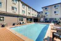 Swimming Pool Orangewood Inn & Suites Midtown