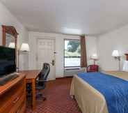 Bedroom 5 Days Inn by Wyndham Winston Salem North
