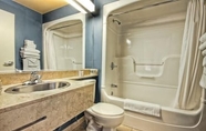 In-room Bathroom 6 Chateau Repotel Duplessis Airport