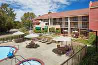 สระว่ายน้ำ La Quinta Inn & Suites by Wyndham Thousand Oaks-Newbury Park