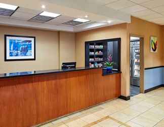 Lobby 2 La Quinta Inn & Suites by Wyndham Thousand Oaks-Newbury Park