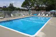 Swimming Pool Howard Johnson by Wyndham Lenox