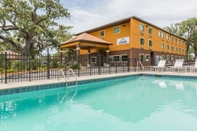 Swimming Pool Days Inn by Wyndham Biloxi Beach