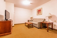 Common Space Quality Inn & Suites University