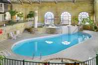 Swimming Pool Delta Hotels by Marriott London Armouries