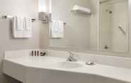 Toilet Kamar 4 Delta Hotels by Marriott Saint John