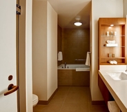 In-room Bathroom 6 Hilton Mississauga/Meadowvale