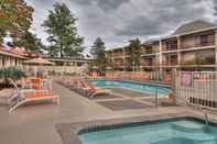 Swimming Pool Ashland Hills Hotel & Suites