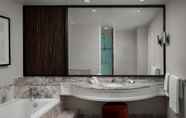 Toilet Kamar 2 Vogue Hotel Montreal Downtown, Curio Collection by Hilton