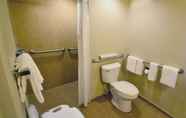 Toilet Kamar 4 Rosen Inn, closest to Universal
