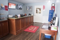 Lobi Econo Lodge Inn & Suites South