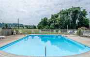 Swimming Pool 5 Econo Lodge Mechanicsburg