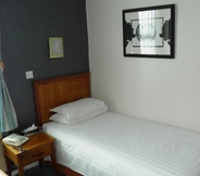 Kamar Tidur 6 Aston Court Hotel