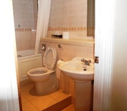 Toilet Kamar 4 Aston Court Hotel