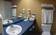 Toilet Kamar 7 Beach Gardens Resort and Marina