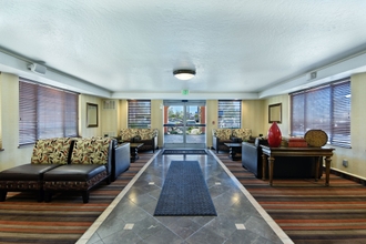 Lobby 4 Oxford Suites Lancaster