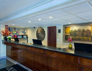 Lobby 2 Oxford Suites Lancaster