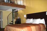 Phòng ngủ Days Inn & Suites by Wyndham Downtown Gatlinburg Parkway