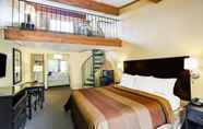 Bedroom 6 Days Inn & Suites by Wyndham Downtown Gatlinburg Parkway