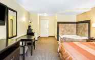 Bedroom 4 Days Inn & Suites by Wyndham Downtown Gatlinburg Parkway