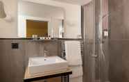 In-room Bathroom 6 Le 5 Particulier