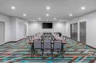 Functional Hall Clarion Inn & Suites DFW North