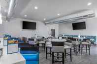 Bar, Kafe, dan Lounge Clarion Inn & Suites DFW North