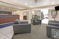 Lobby Days Inn & Suites by Wyndham Greeley