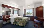 Bedroom 4 Days Inn & Suites by Wyndham Greeley