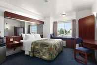 Bedroom Days Inn & Suites by Wyndham Greeley