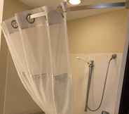 Toilet Kamar 6 Quality Inn & Suites Augusta Fort Eisenhower Area