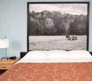 Bedroom 4 Super 8 by Wyndham Gas City Marion Area