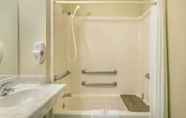Toilet Kamar 6 Super 8 by Wyndham Sulphur Lake Charles