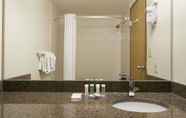 Toilet Kamar 2 Super 8 by Wyndham Dawson Creek