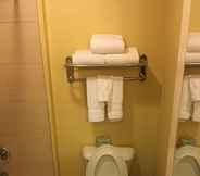 Toilet Kamar 6 Best Western Plus Bessemer Hotel & Suites