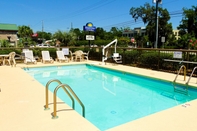 Swimming Pool Days Inn & Suites by Wyndham Savannah Midtown