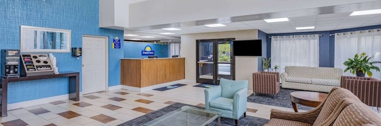 Lobby Days Inn & Suites by Wyndham Savannah Midtown
