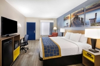 ห้องนอน Days Inn & Suites by Wyndham Savannah Midtown