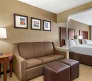 Phòng ngủ 7 Comfort Suites Grandville - Grand Rapids SW