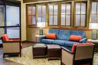 Lobby Comfort Suites Downtown Carlisle