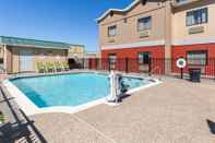 Swimming Pool Econo Lodge Inn & Suites East