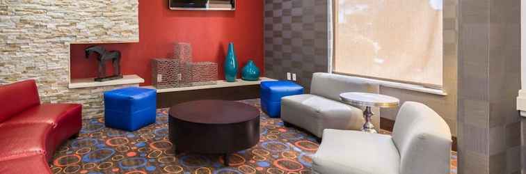 Lobi Econo Lodge Inn & Suites East