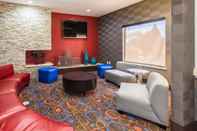 Lobby Econo Lodge Inn & Suites East